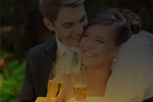 Couple de mariés tenant chacun une coupe de champagne