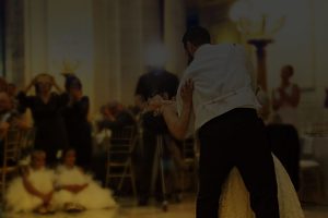 Mariés dansant devant un public prenant des photos